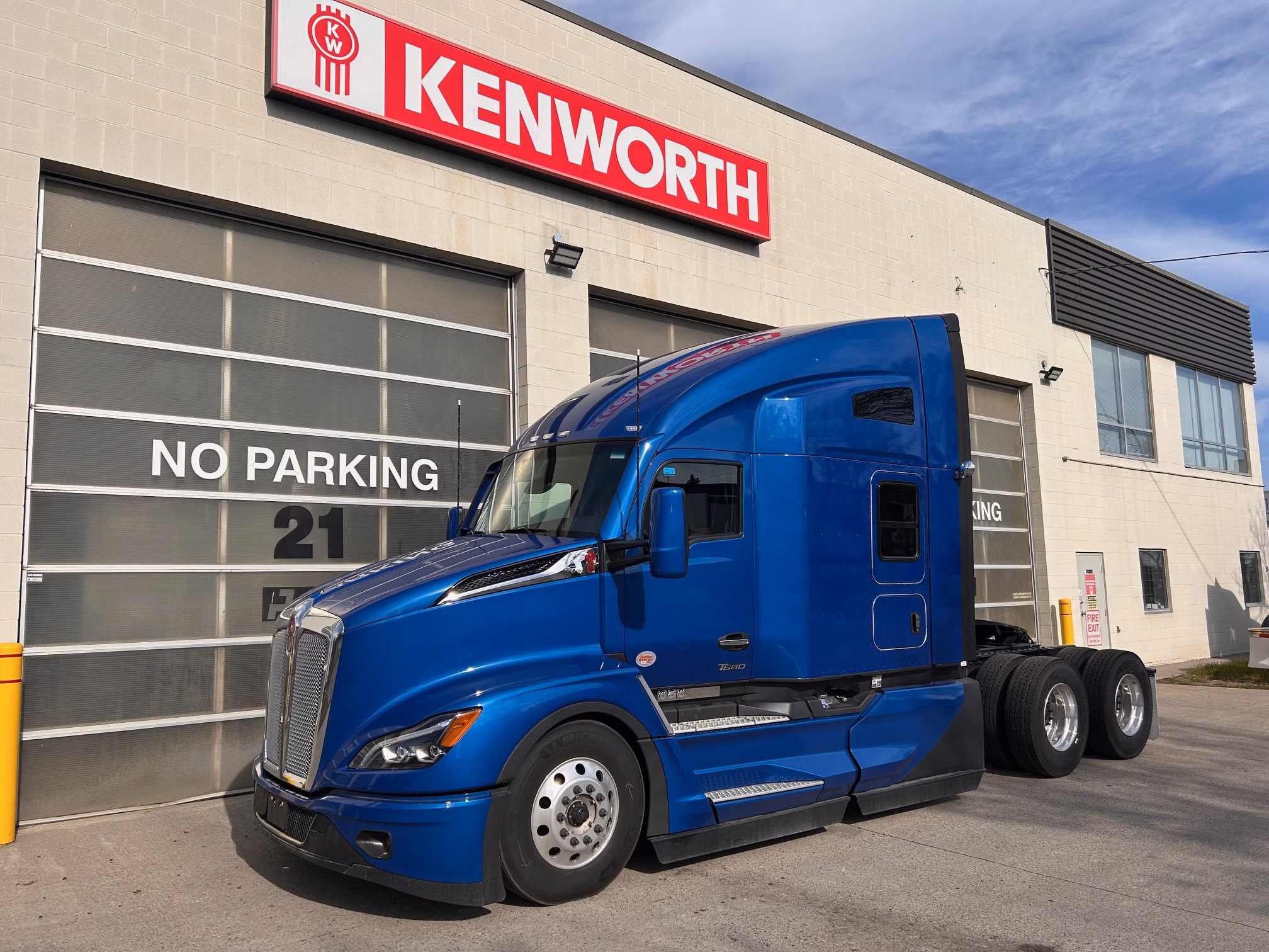 Blue Kenworth T680 for sale